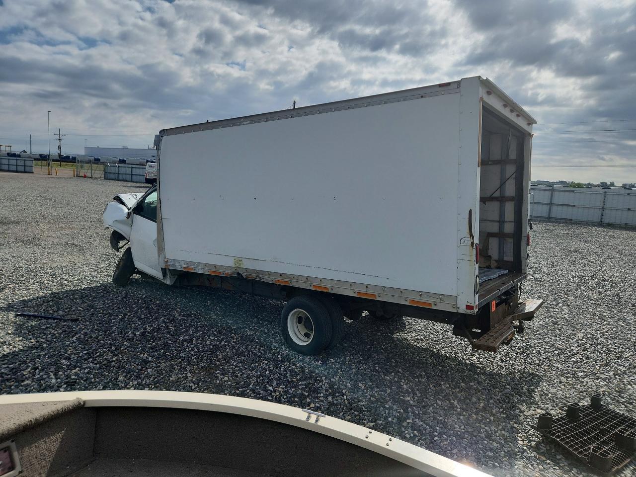 2006 GMC Savana Box Truck - Фото 2