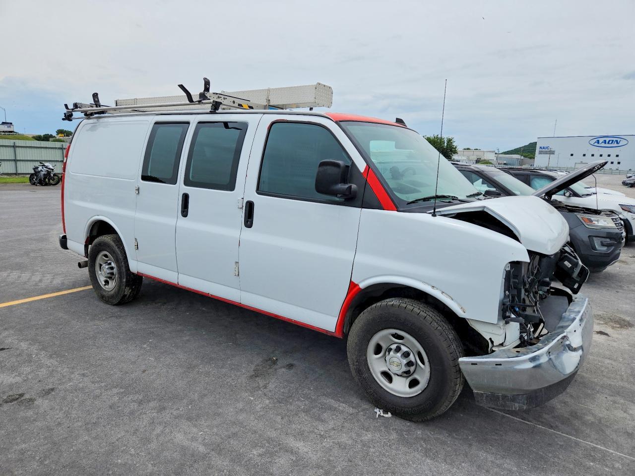 2020 Chevrolet Express - Фото 4