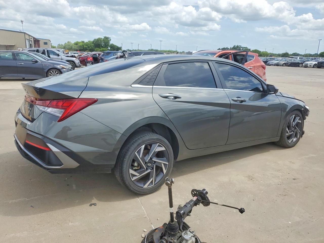2025 Hyundai Elantra Sel - Image 3