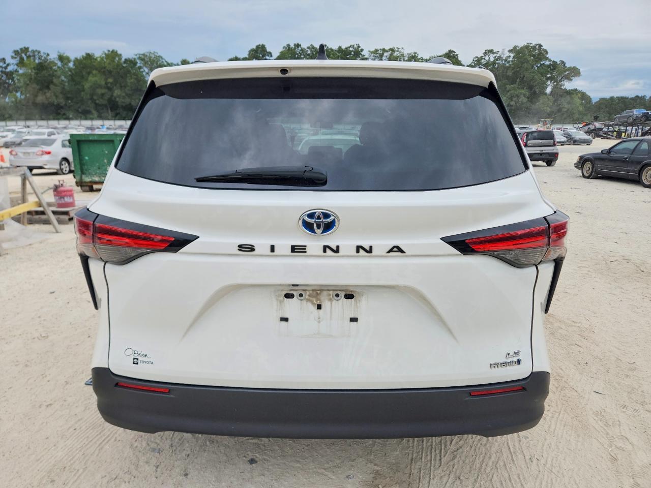 2022 Toyota Sienna Le - Image 6