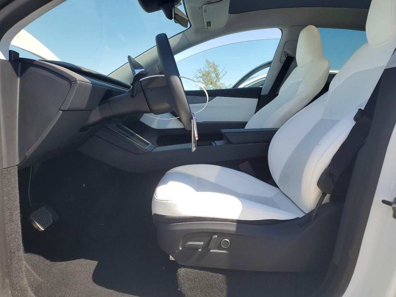 2026 Tesla Model Y - Image 7