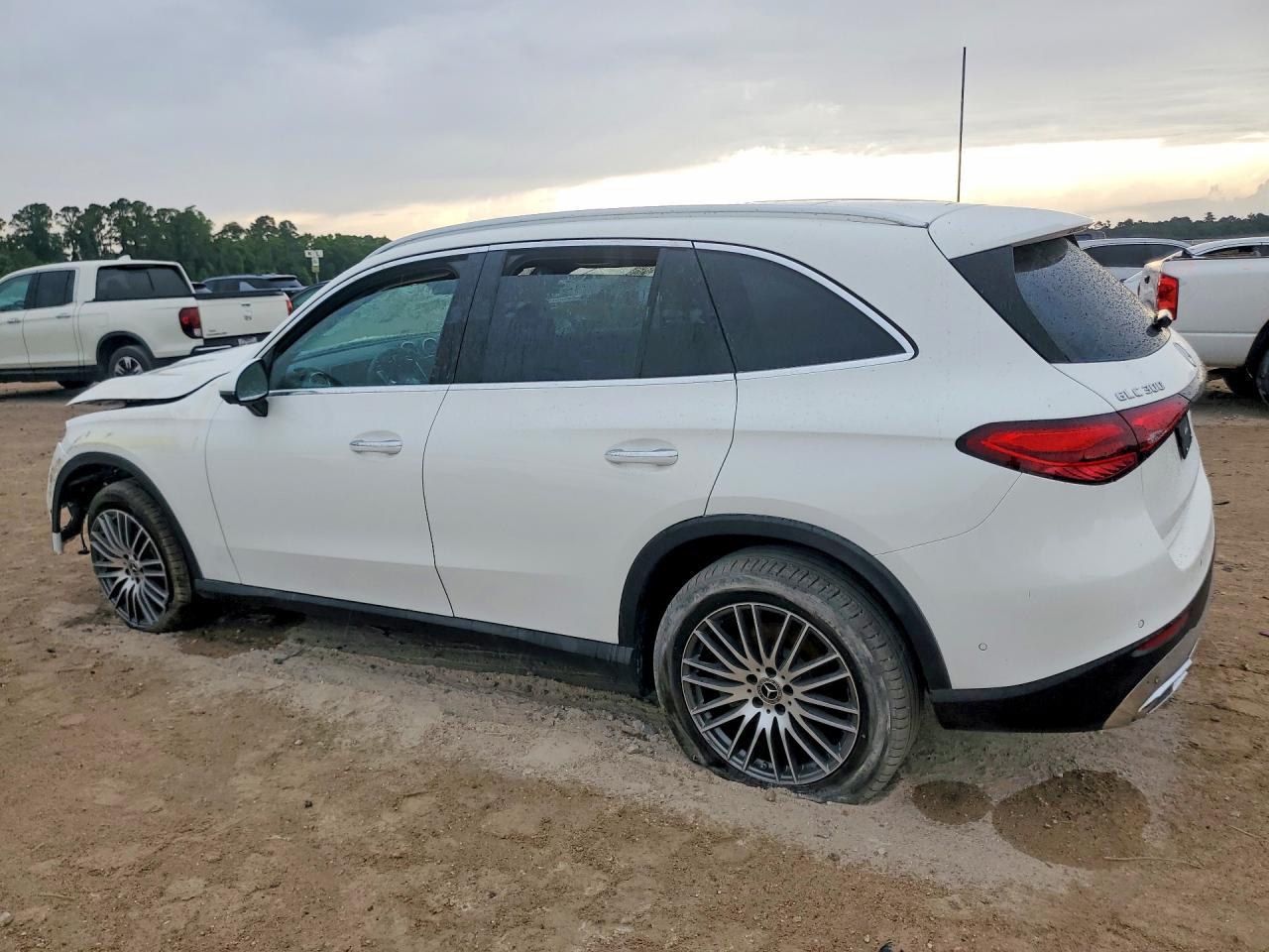 2026 Mercedes-Benz Glc 300 - Image 2