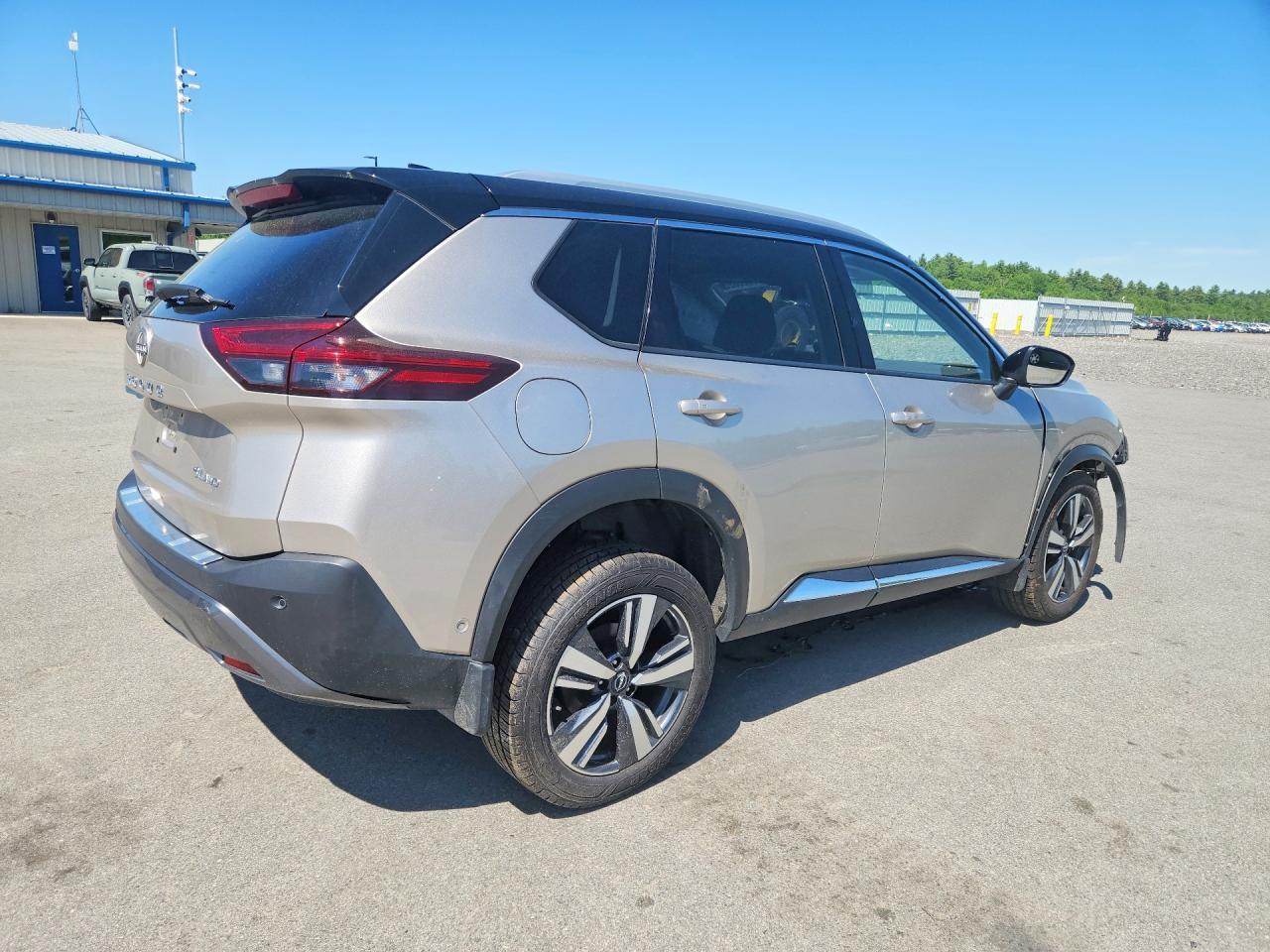 2023 Nissan Rogue Sl - Image 3