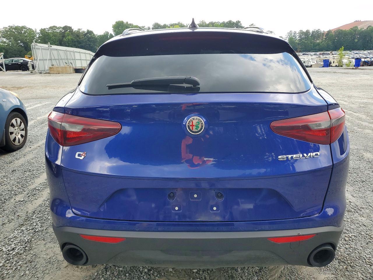 2022 Alfa Romeo Stelvio - Image 6