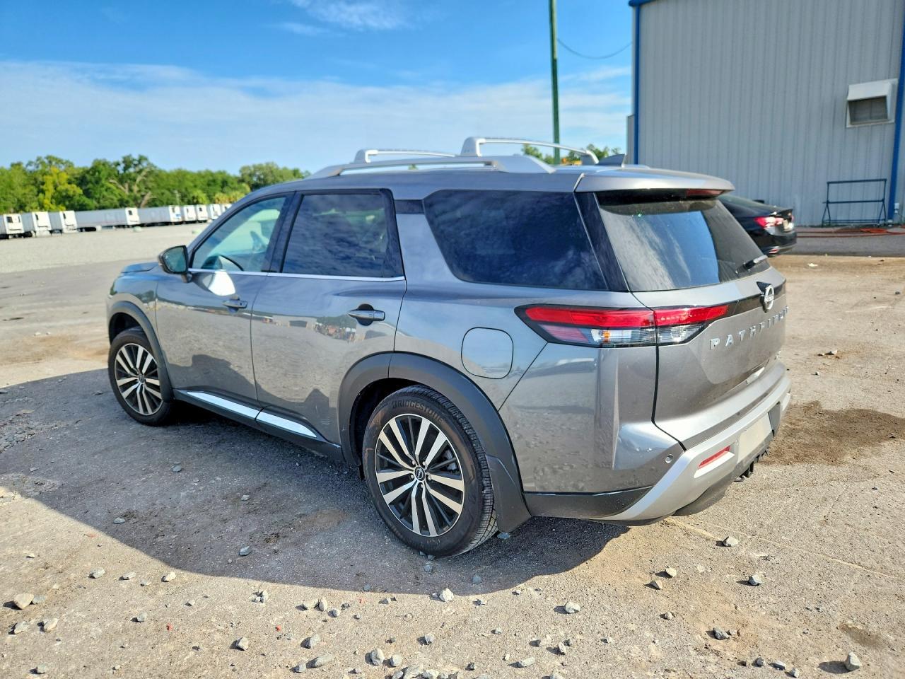 2025 Nissan Pathfinder Platinum - Фото 2