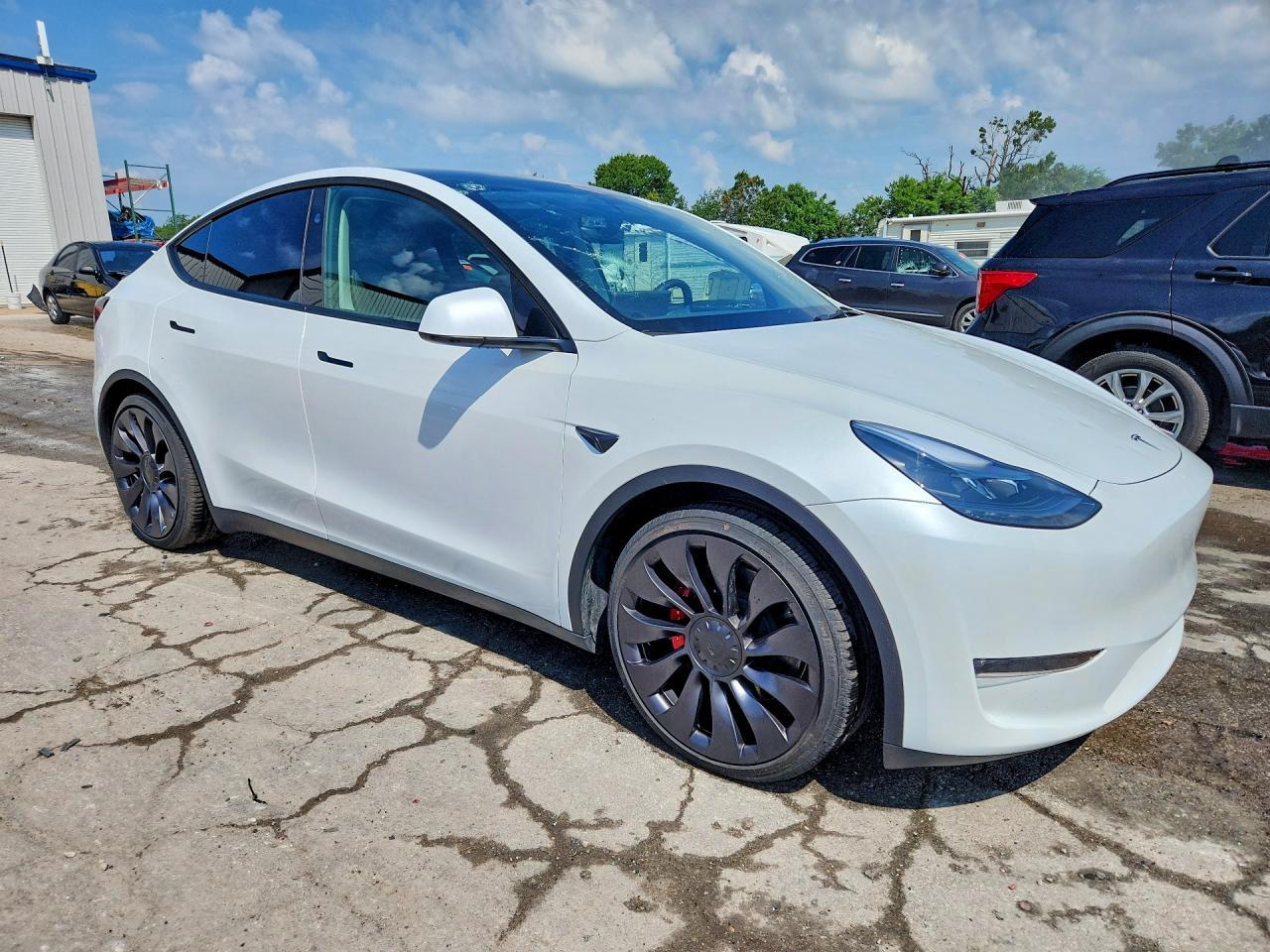 2025 Tesla Model Y - Фото 4