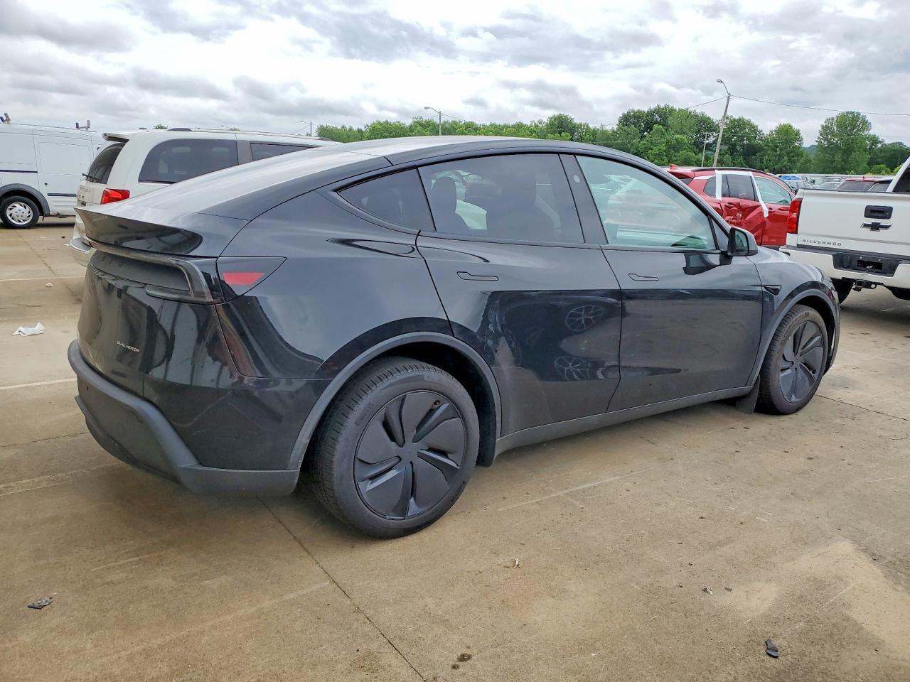 2026 Tesla Model Y - Фото 3