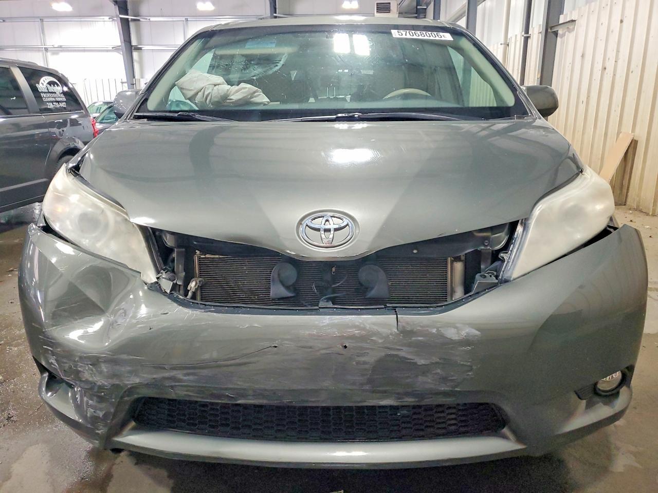 2012 Toyota Sienna Xle 8-Passenger - Image 5