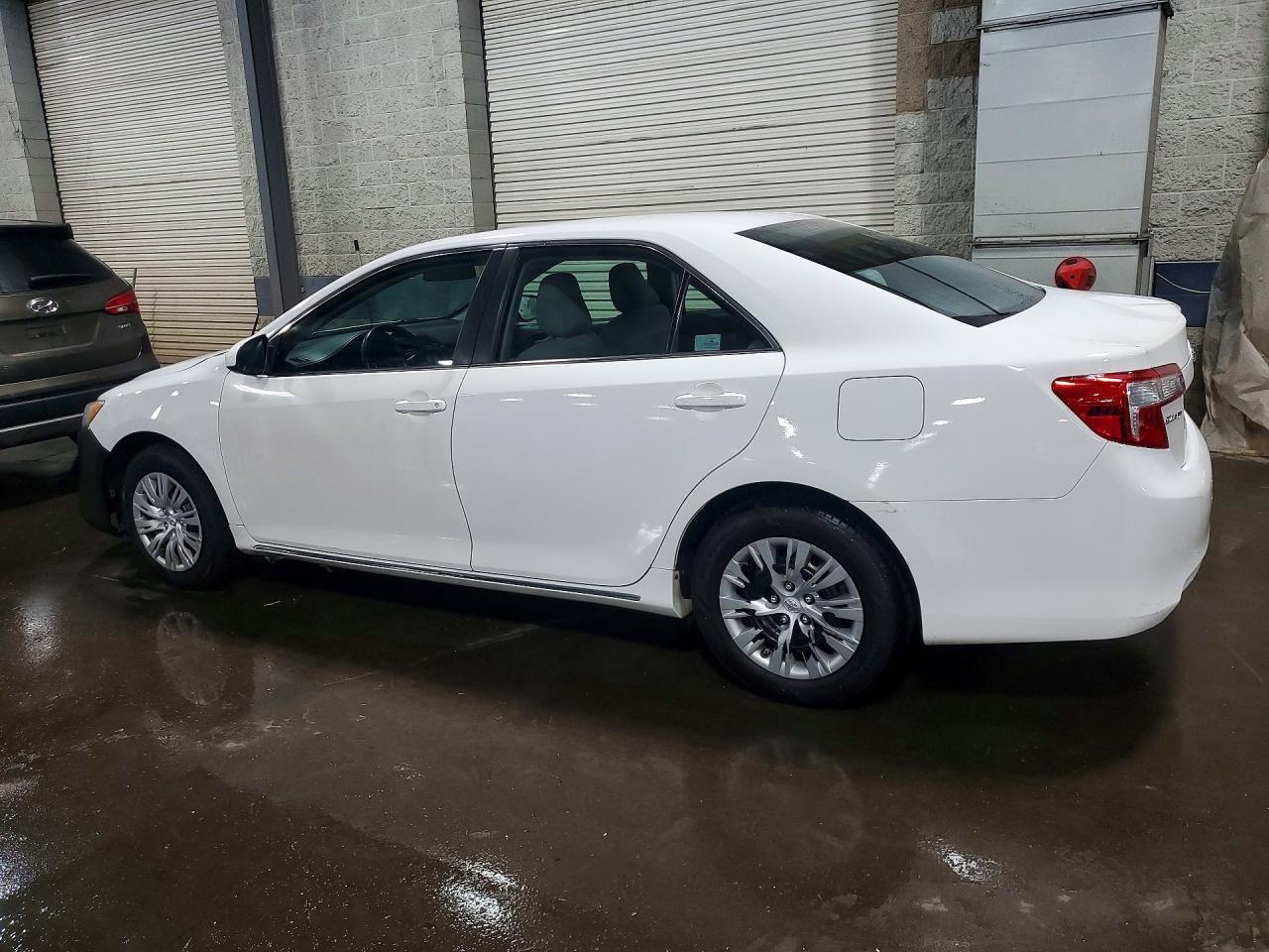 2014 Toyota Camry Le - Фото 2