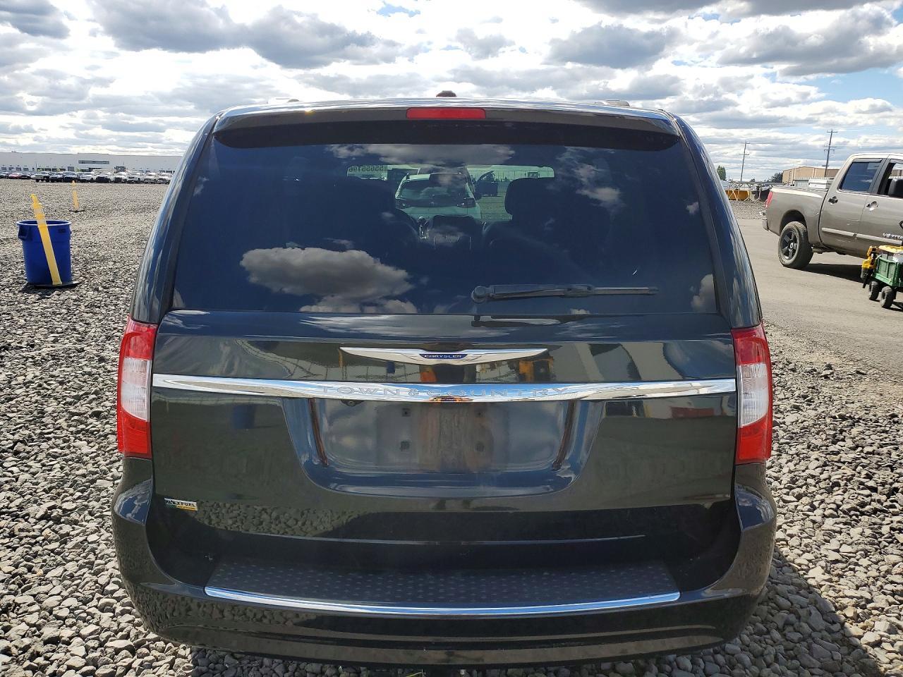 2014 Chrysler Town & Country Touring - Image 6