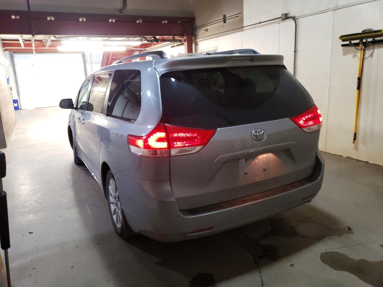 2014 Toyota Sienna Xle 7-Passenger - Фото 2