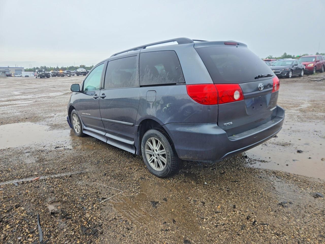 2010 Toyota Sienna Le 8-Passenger - Image 3