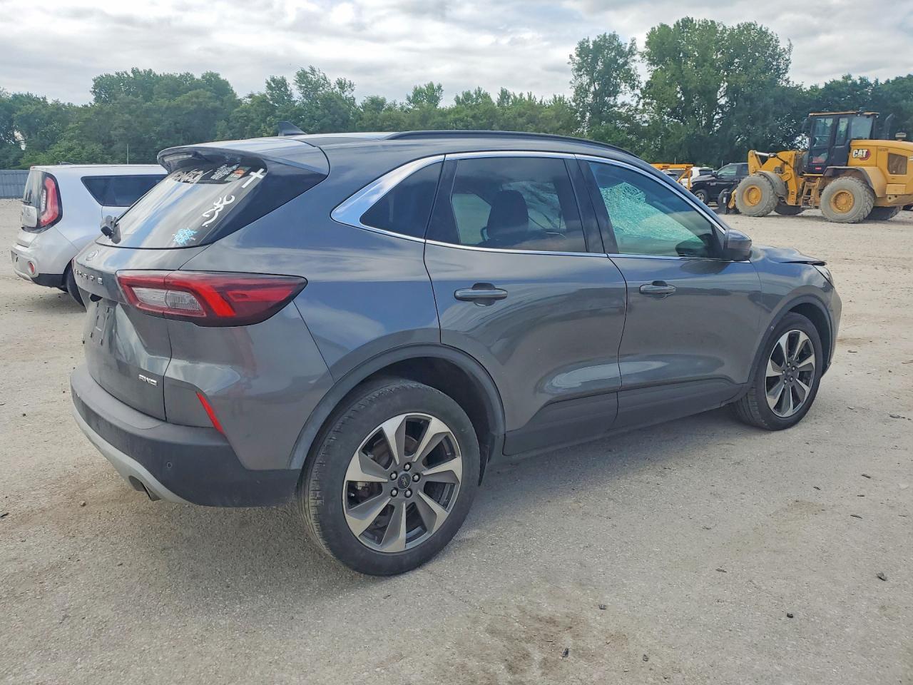 2023 Ford Escape Platinum - Image 3