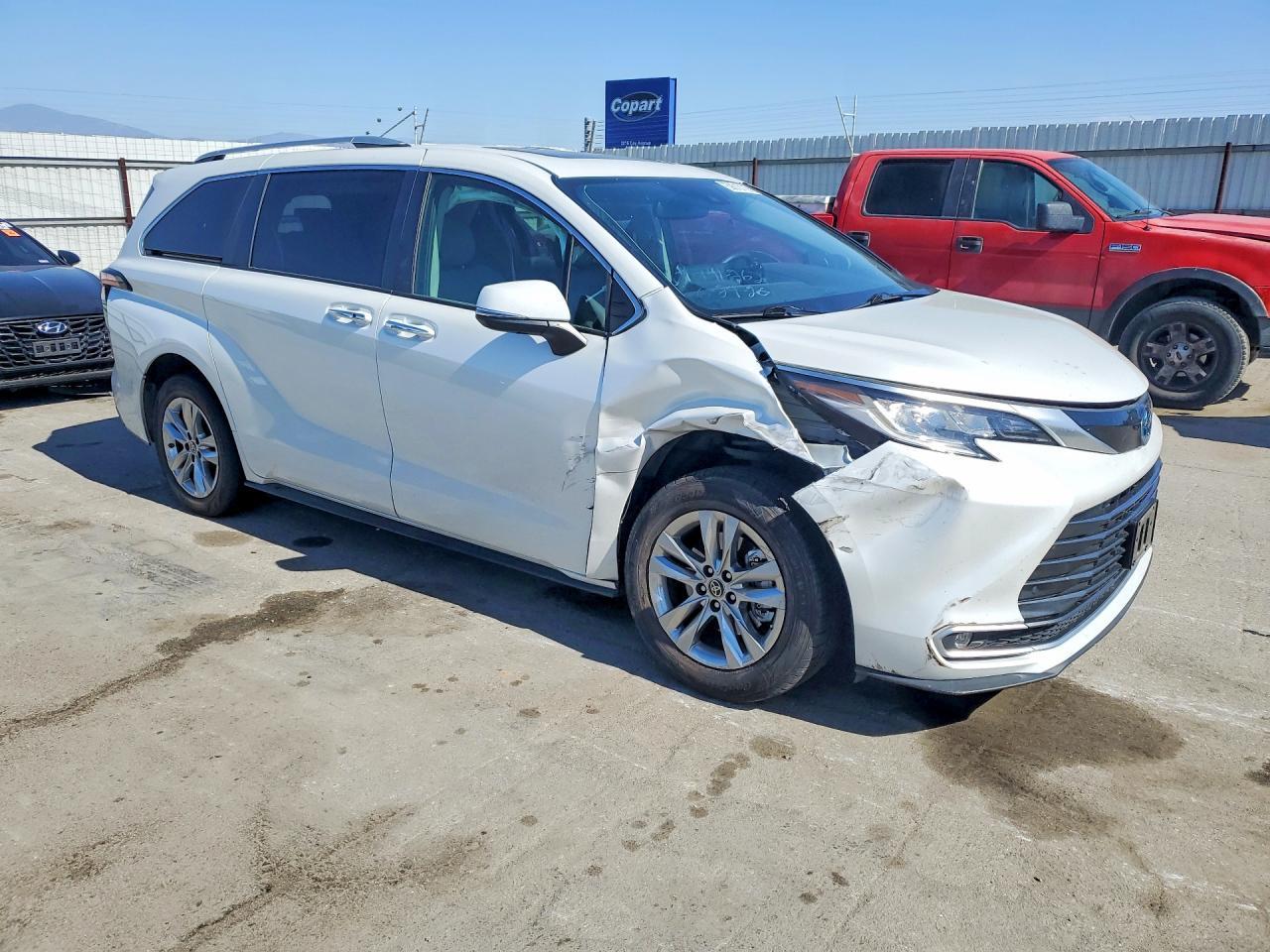 2023 Toyota Sienna Limited 7-Passenger - Image 4