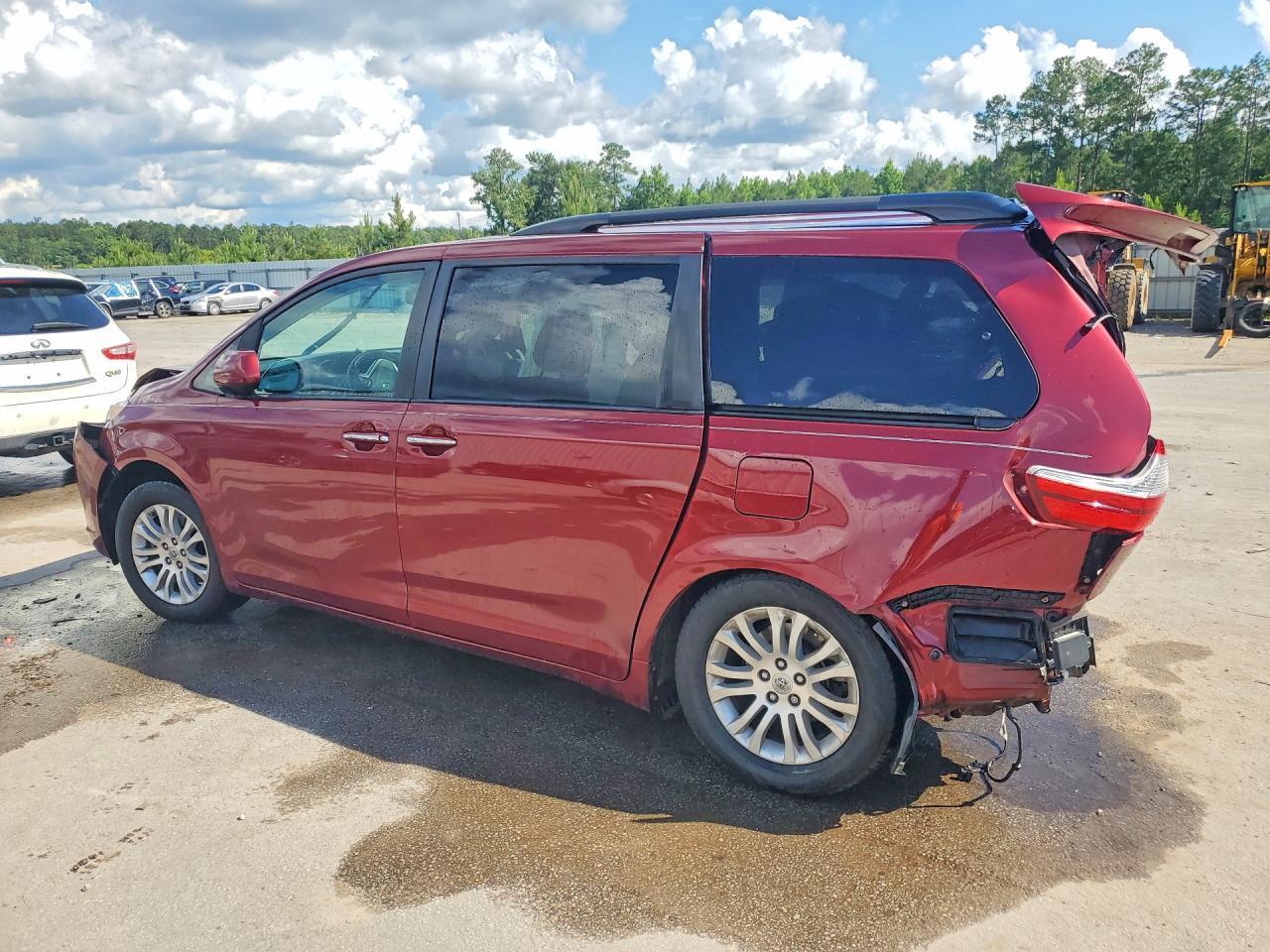 2017 Toyota Sienna Xle Premium 8-Passenger - Фото 2