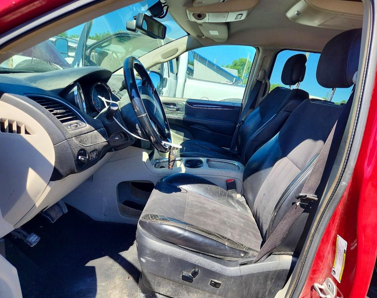 2014 Chrysler Town & Country Touring L - Image 7