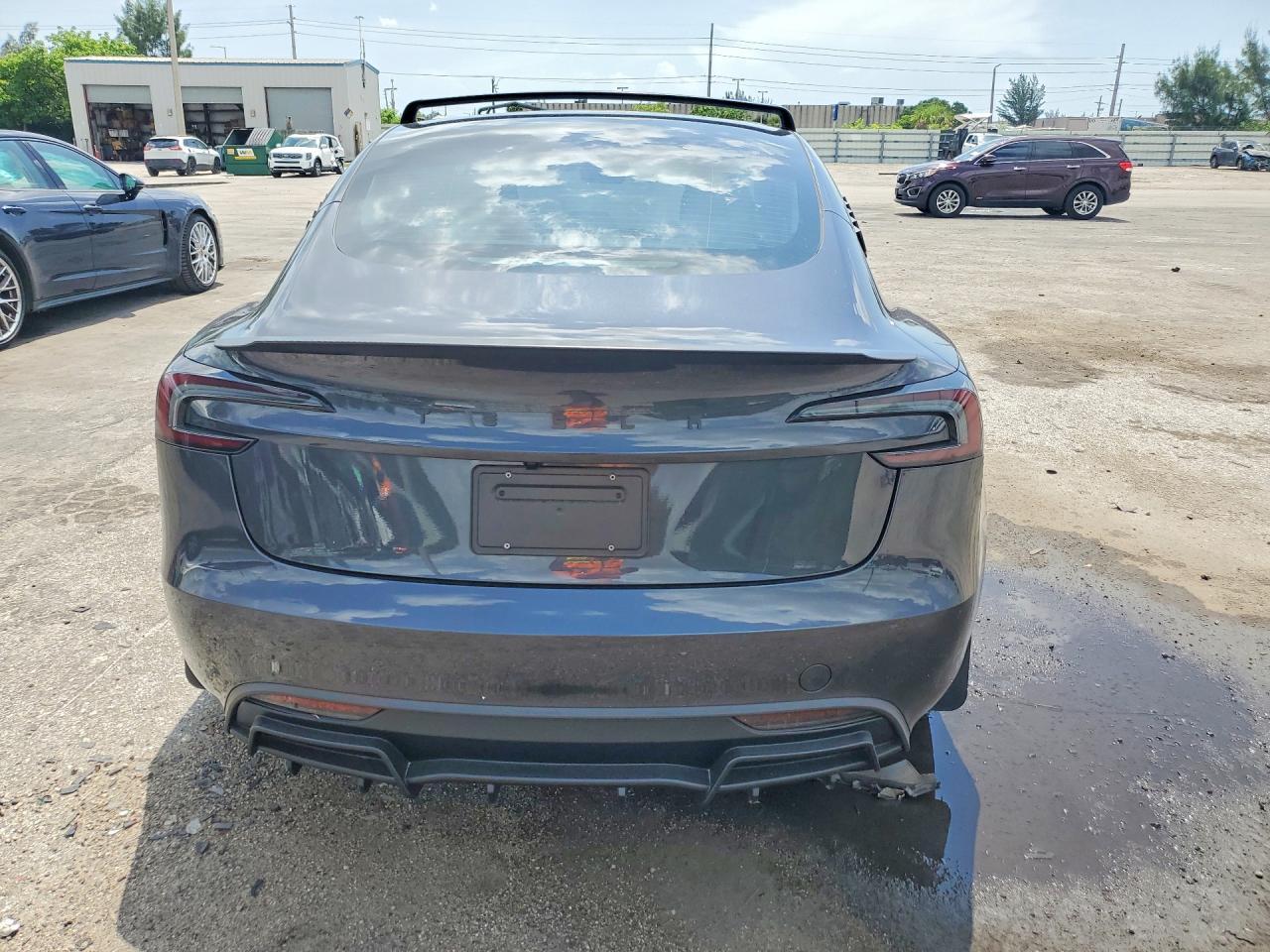 2025 Tesla Model 3 - Фото 6