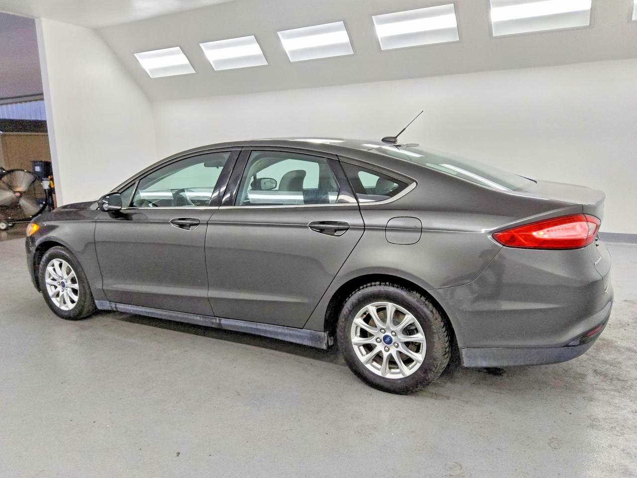 2016 Ford Fusion S - Фото 2