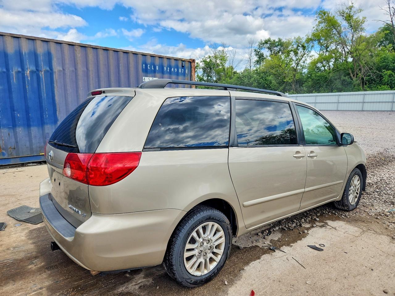 2009 Toyota Sienna Le 7-Passenger - Image 3
