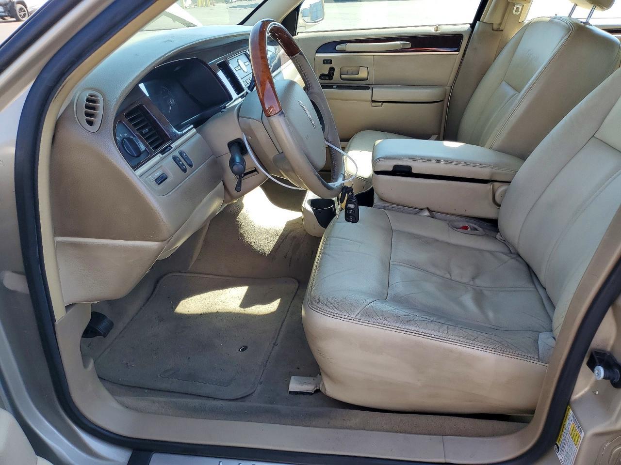 2010 Lincoln Town Car Signature Limited - Image 7