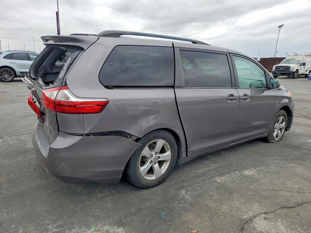2017 Toyota Sienna Le - Фото 3