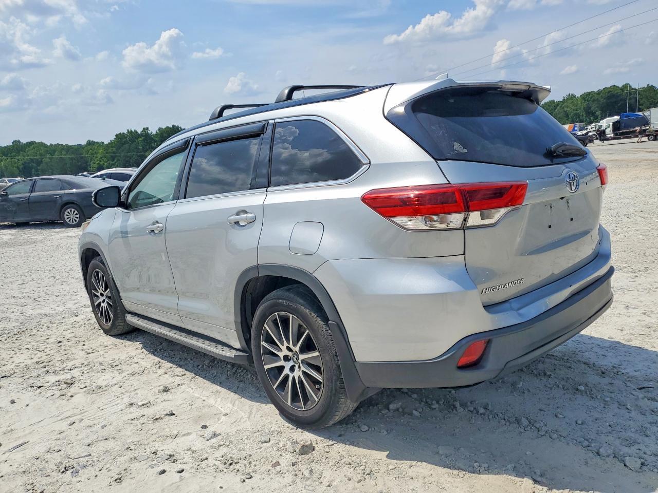 2017 Toyota Highlander Se - Фото 2