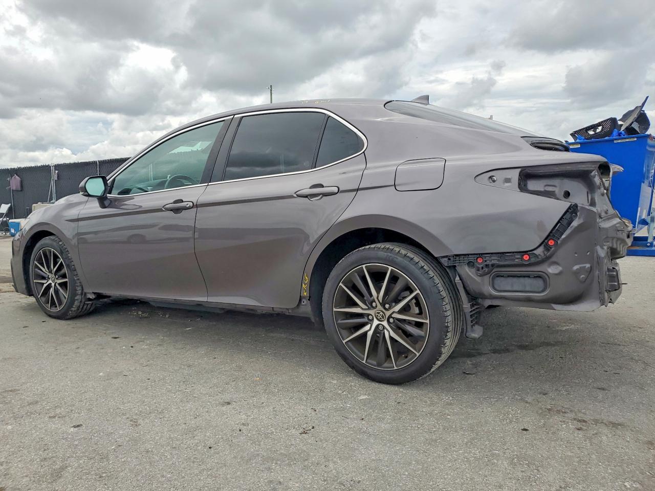 2022 Toyota Camry Se - Фото 2