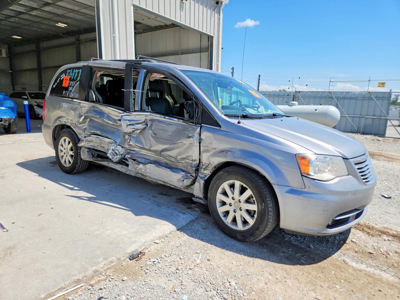 2016 Chrysler Town & Country Touring - Фото 4