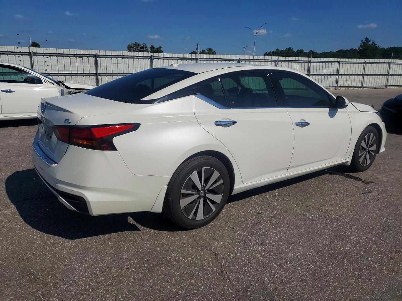 2021 Nissan Altima Sl - Фото 2