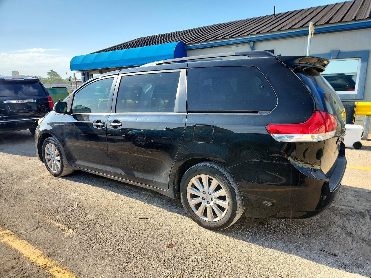 2014 Toyota Sienna Xle 7-Passenger - Image 2