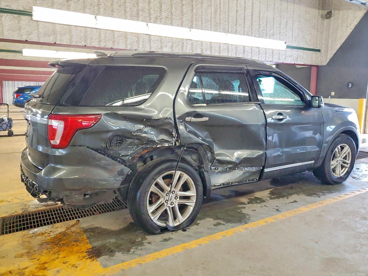 2017 Ford Explorer Limited - Image 3