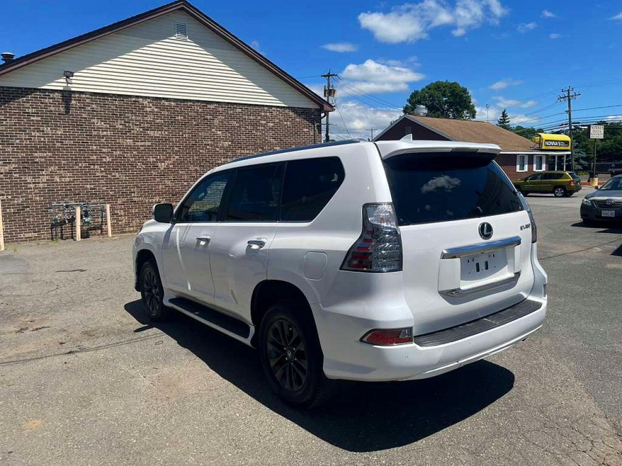 2023 Lexus Gx 460 - Image 2
