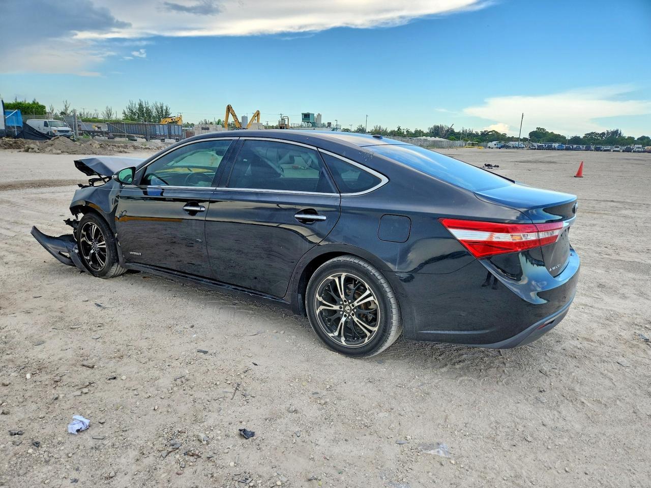 2013 Toyota Avalon Hybrid Xle Touring - Image 2