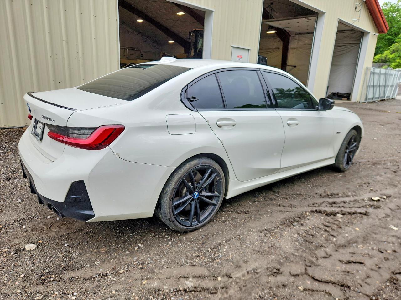 2023 BMW 330Xe - Фото 3