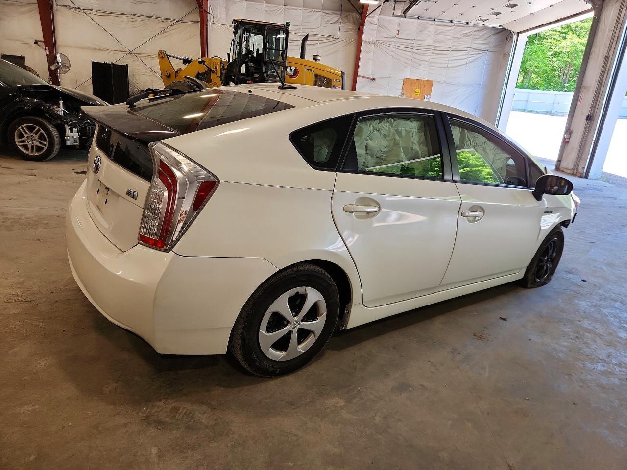 2014 Toyota Prius Three - Фото 3