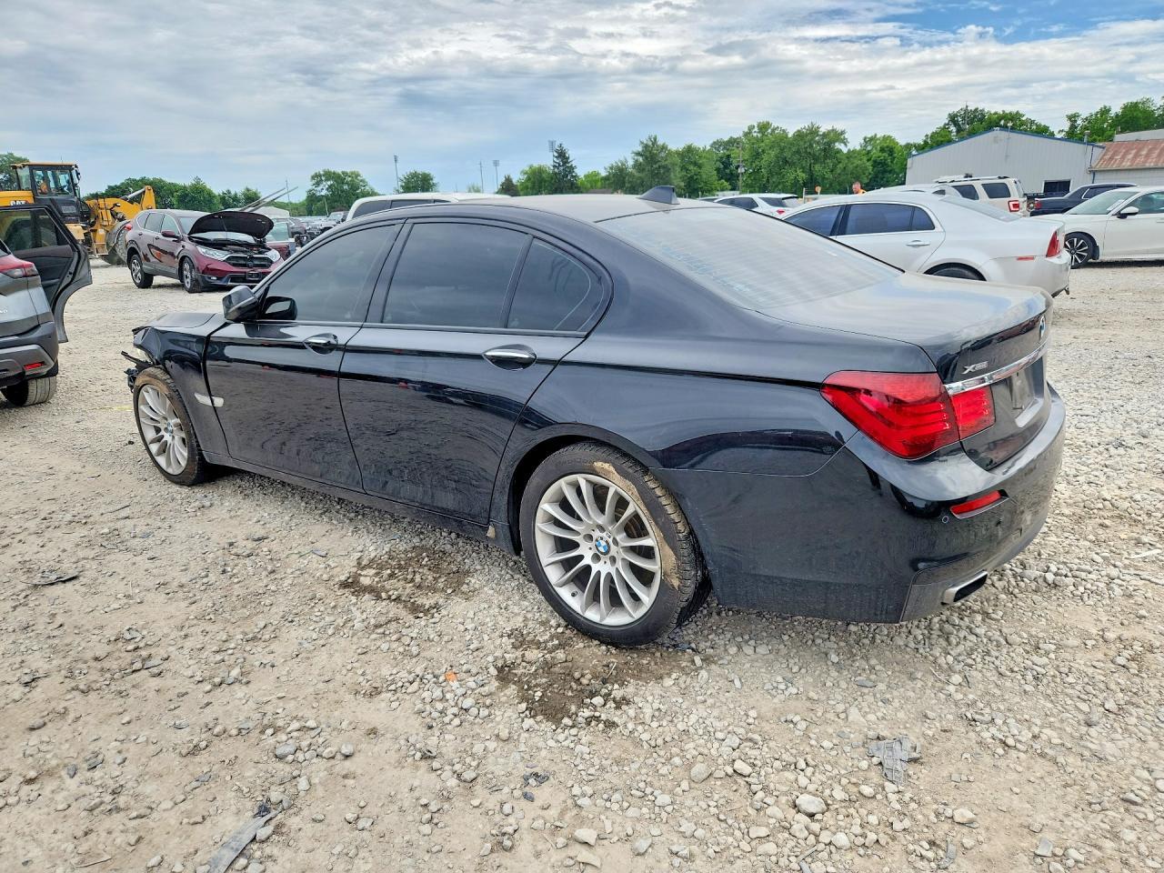 2015 BMW 750 Xi - Фото 2
