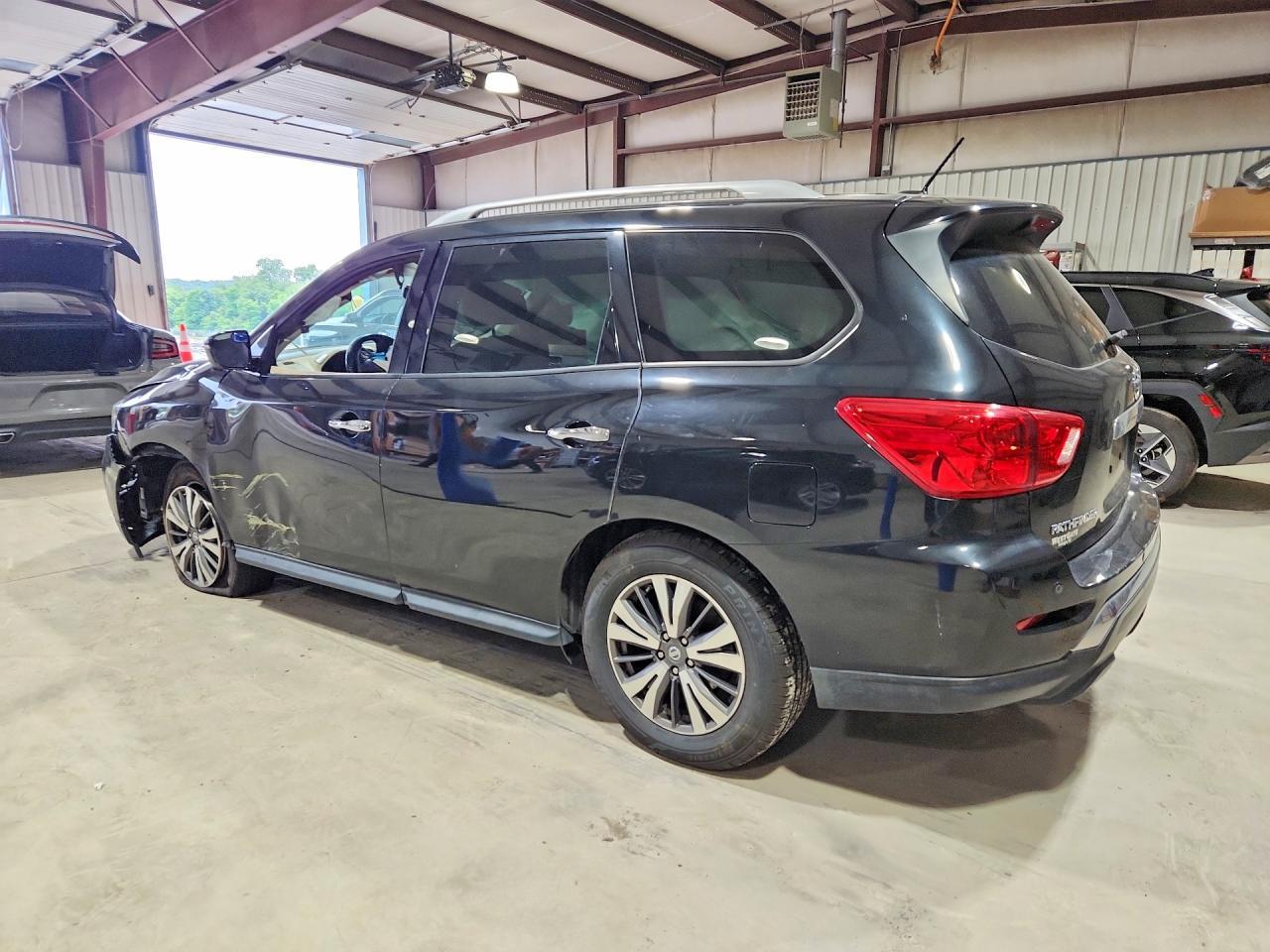 2017 Nissan Pathfinder Sl - Image 2
