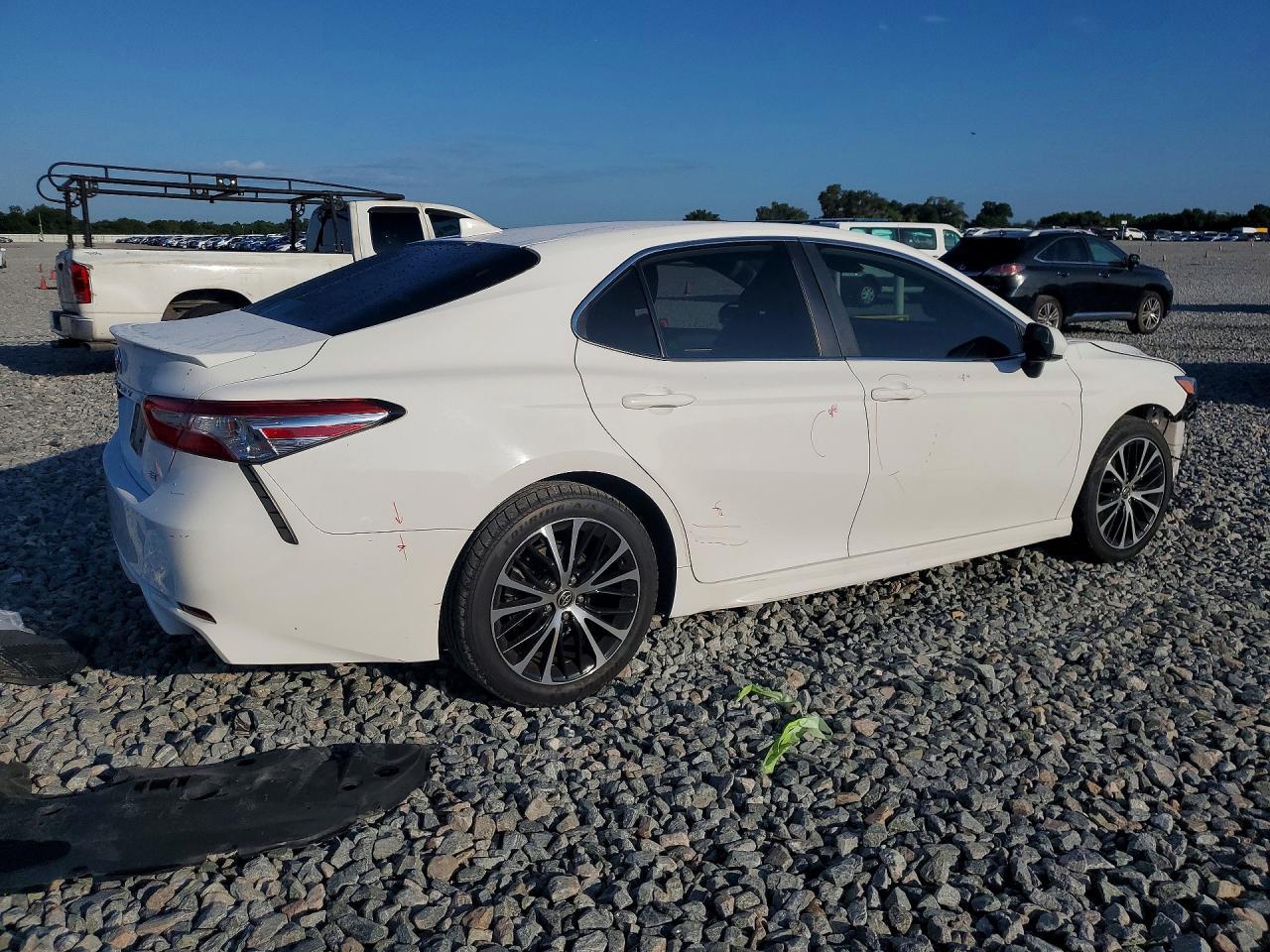 2020 Toyota Camry Se - Фото 3