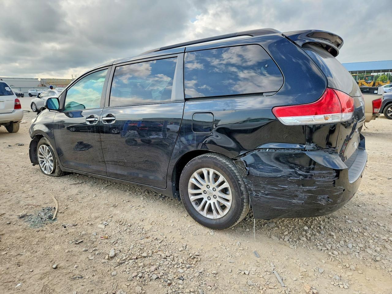2014 Toyota Sienna Xle 7-Passenger Auto Access Se - Image 2