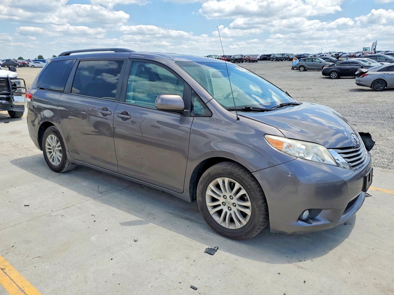 2013 Toyota Sienna Xle 8-Passenger - Фото 4