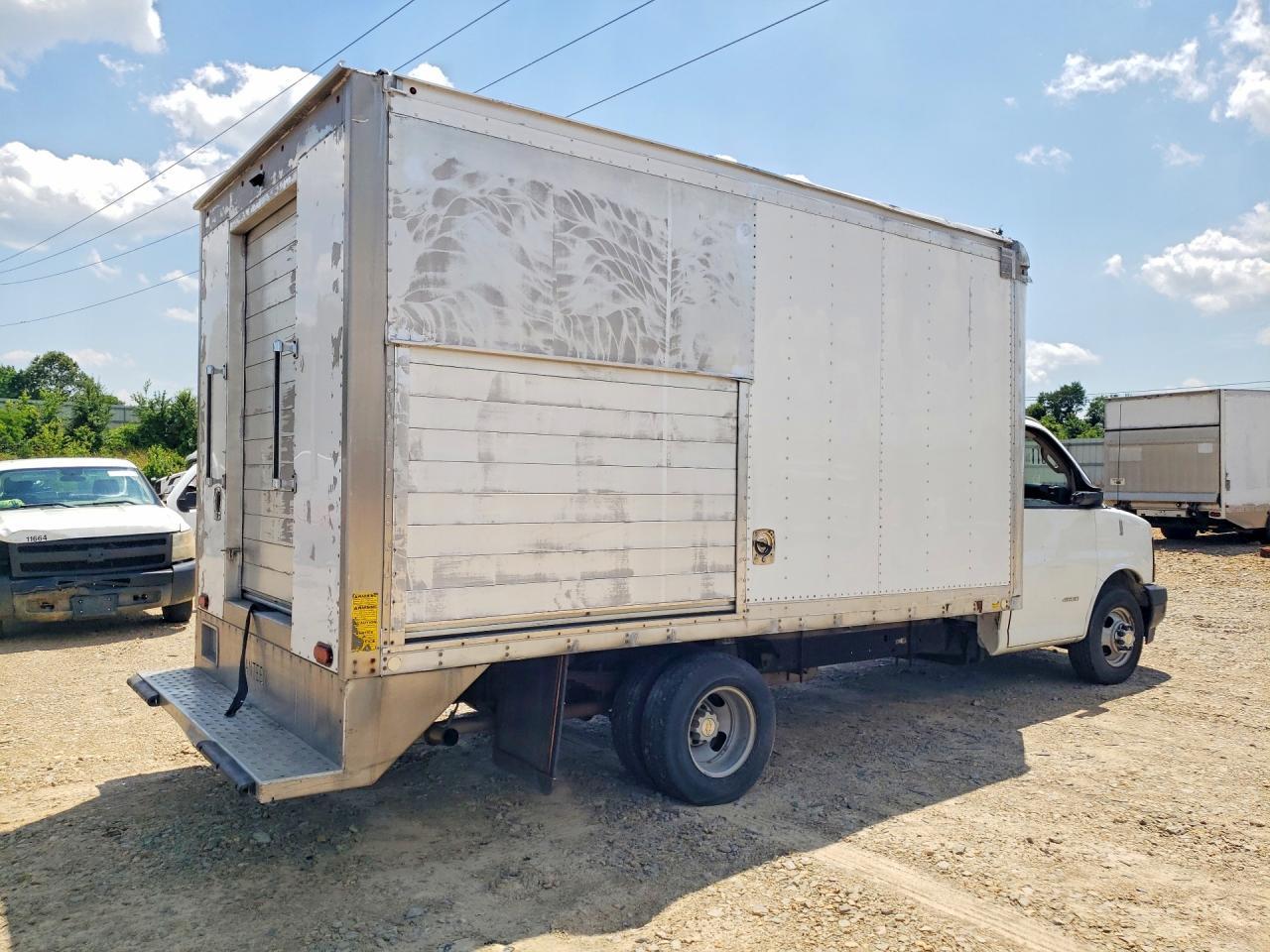 2017 Chevrolet Express Refrigerated Box Truck - Image 3