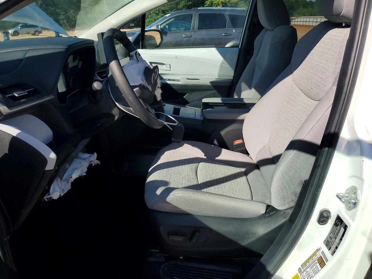2026 Toyota Sienna Le - Image 7