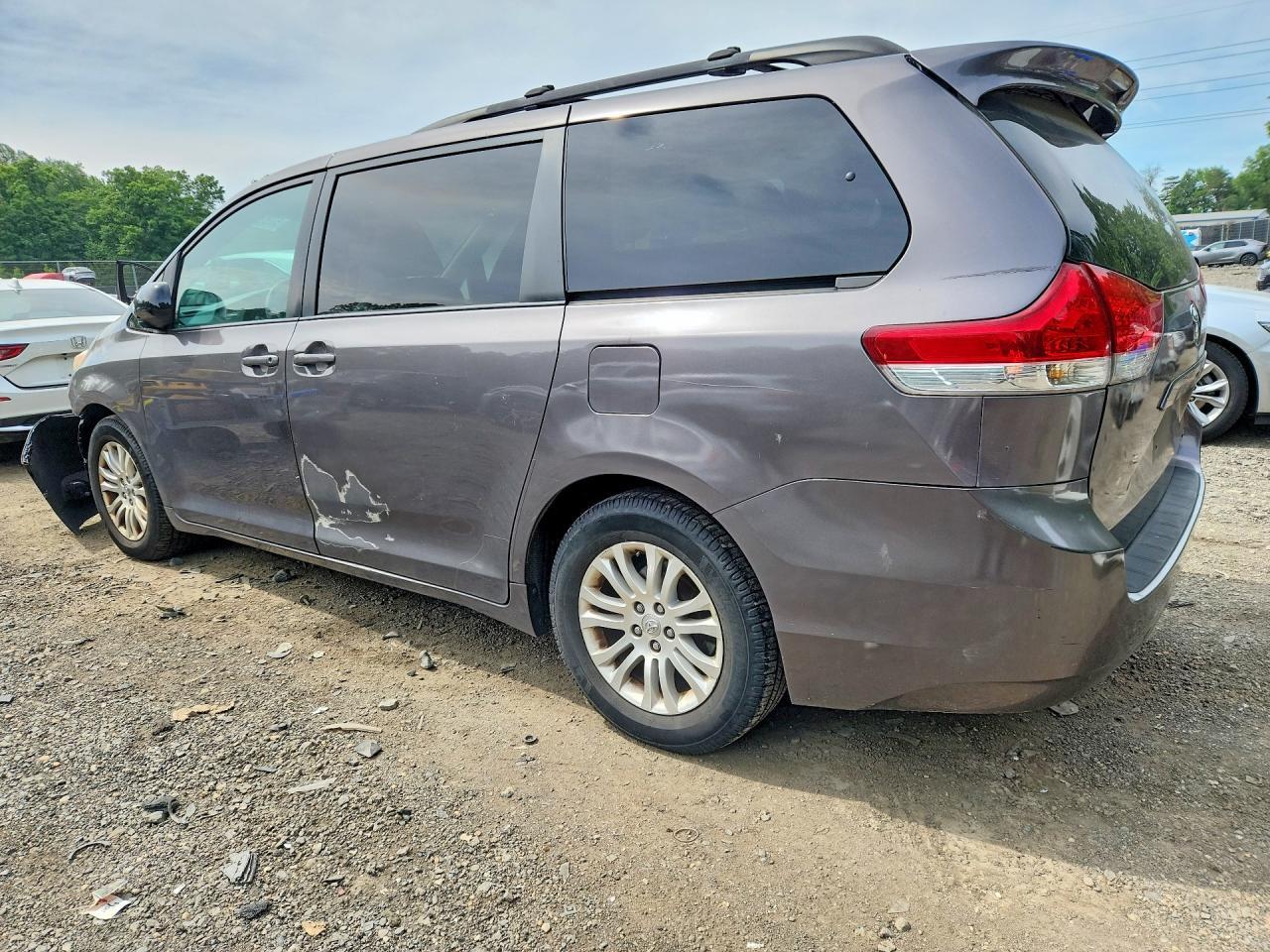 2013 Toyota Sienna Xle 8-Passenger - Image 2