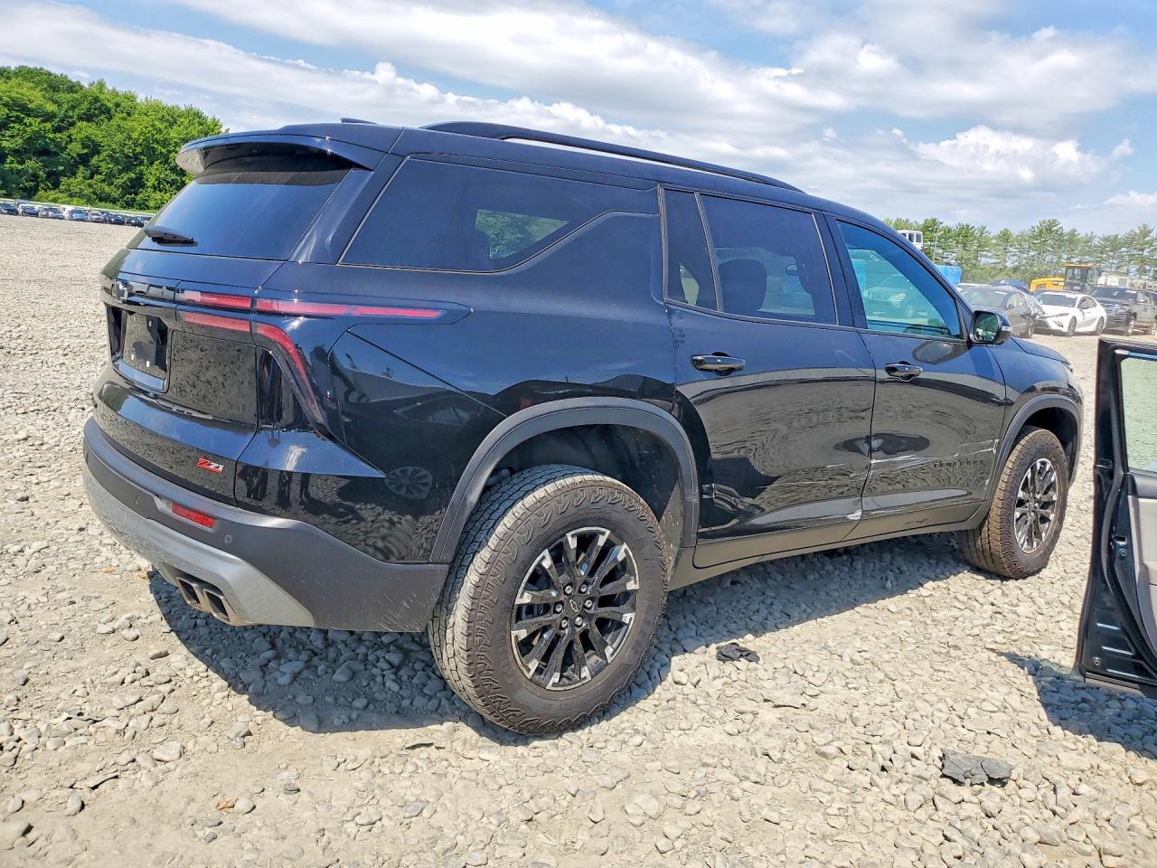 2024 Chevrolet Traverse Lt Z71 - Image 3
