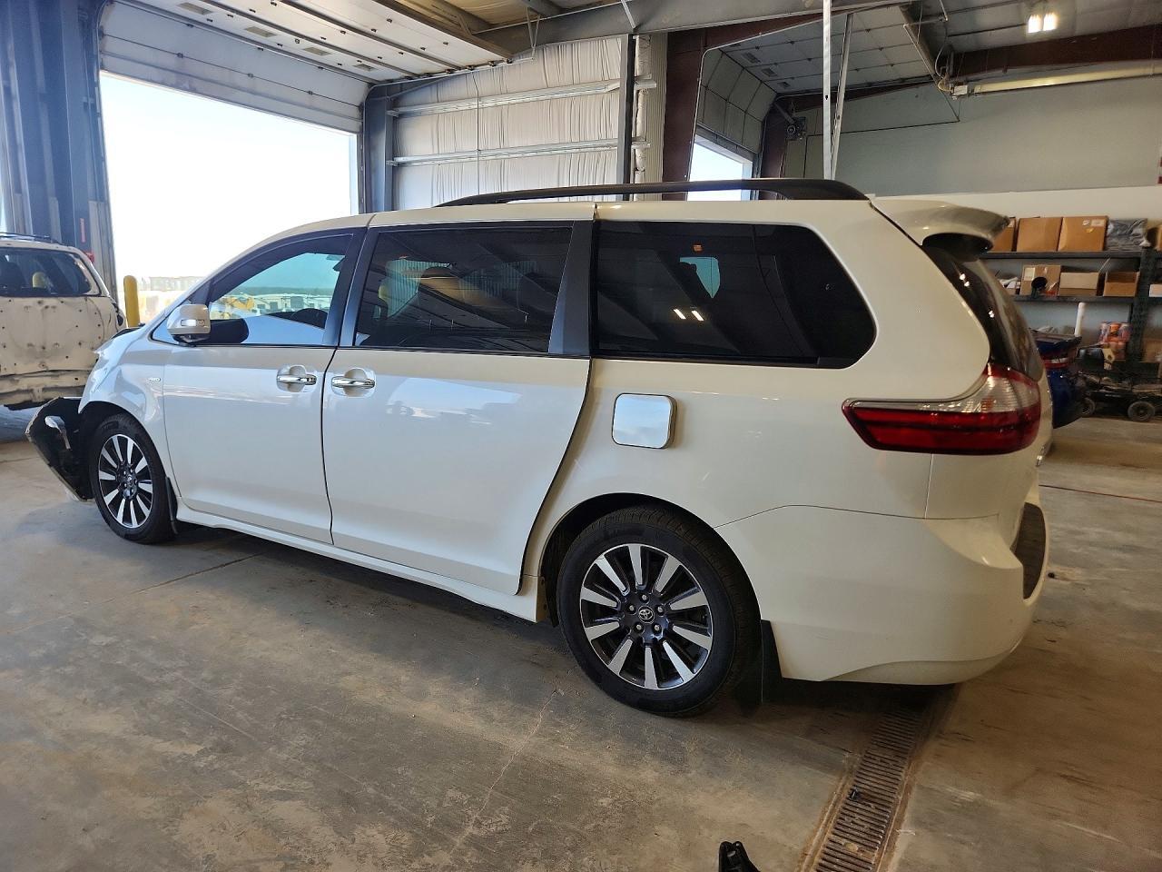 2018 Toyota Sienna Limited Premium 7-Passenger - Фото 2