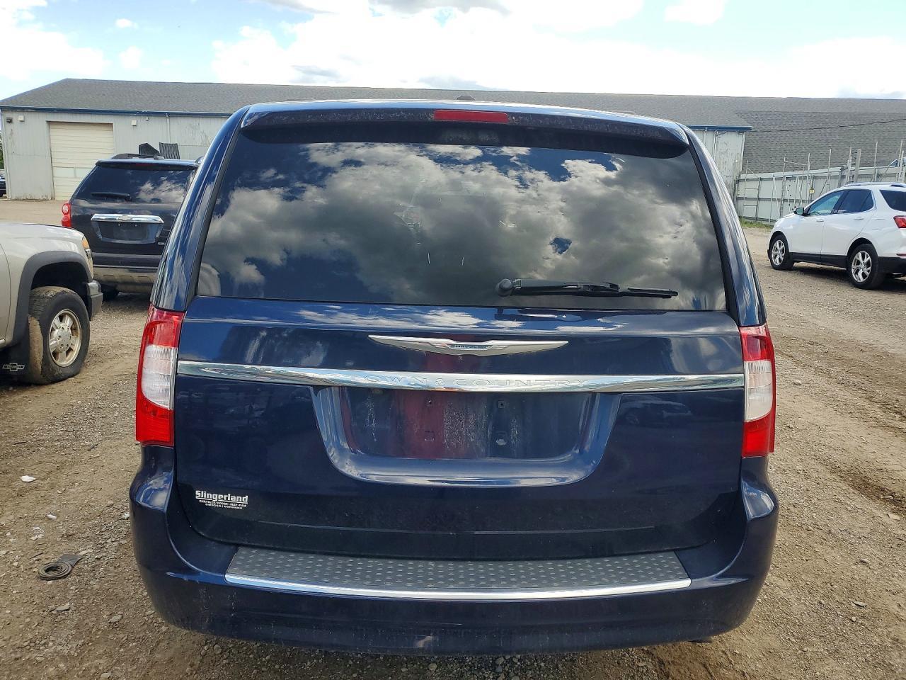 2016 Chrysler Town & Country Touring - Image 6