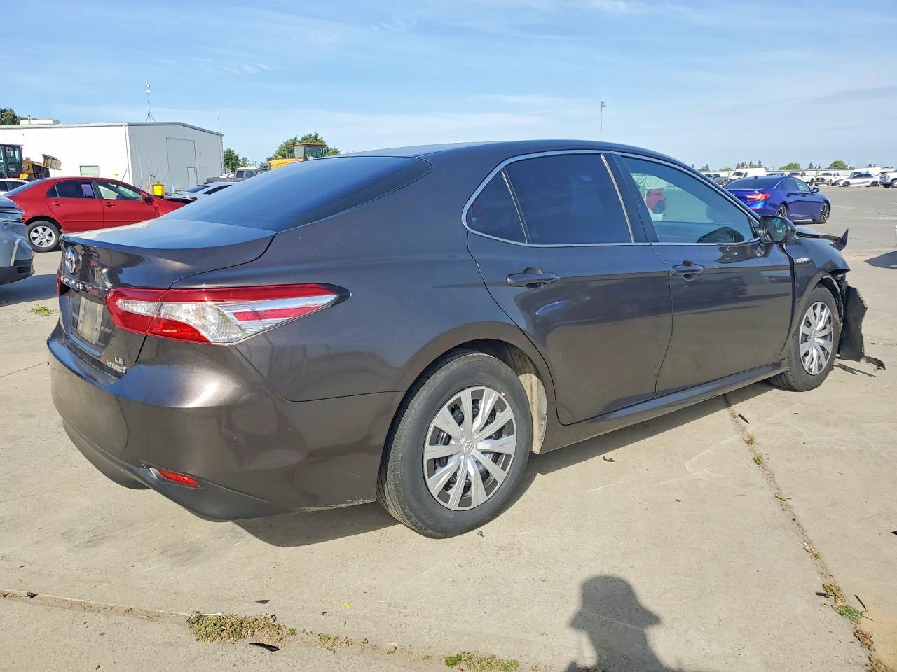2018 Toyota Camry Le - Фото 3