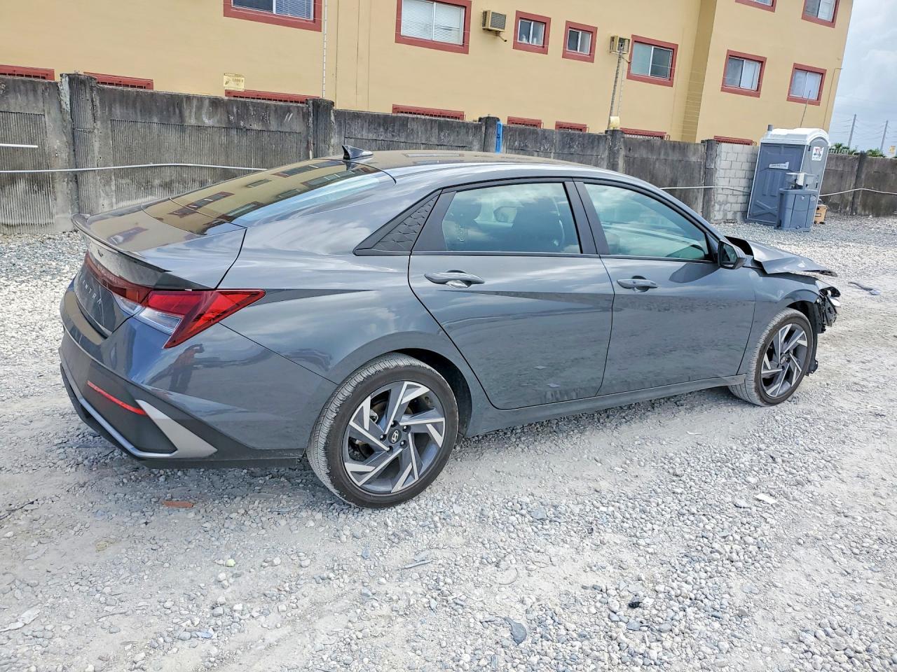 2025 Hyundai Elantra Sel Sport - Image 3