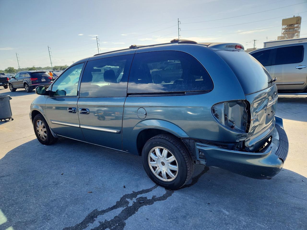 2006 Chrysler Town & Country Touring - Фото 2
