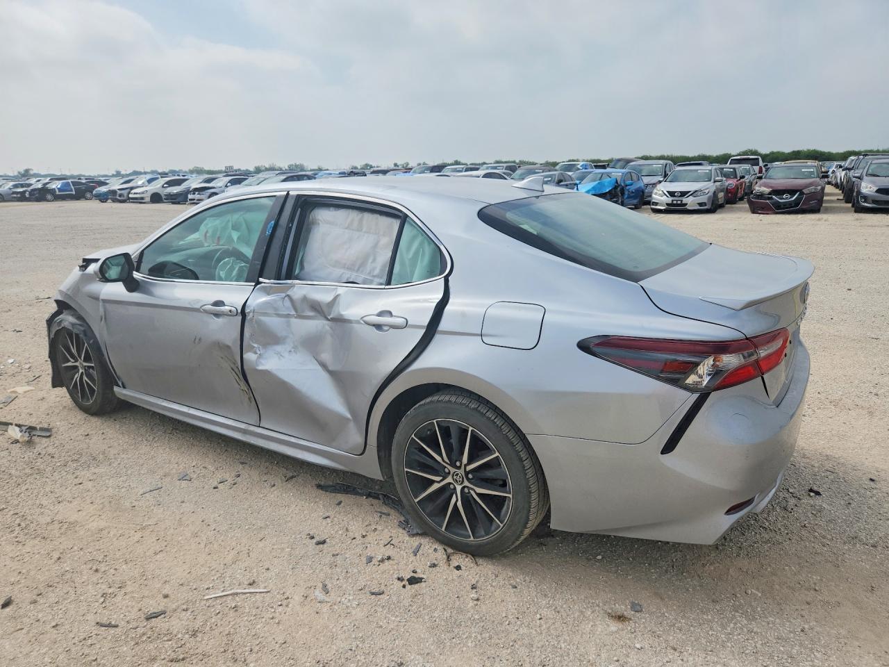 2022 Toyota Camry Se - Image 2